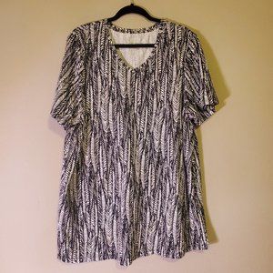 Easy Fit Tees Collection - V-Neck Black and White Feathery Design w/side slits